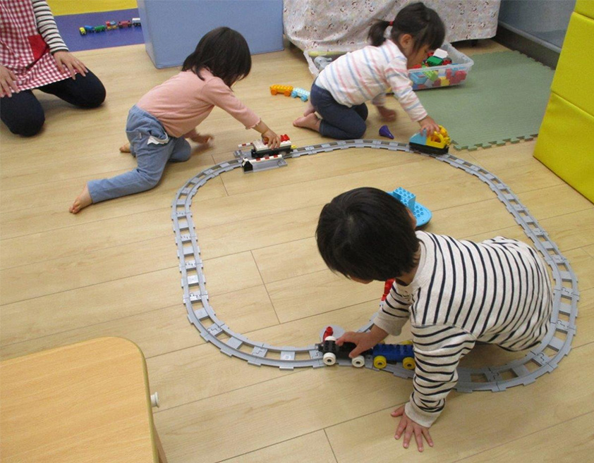 子どもが保育園等で遊んでいる様子